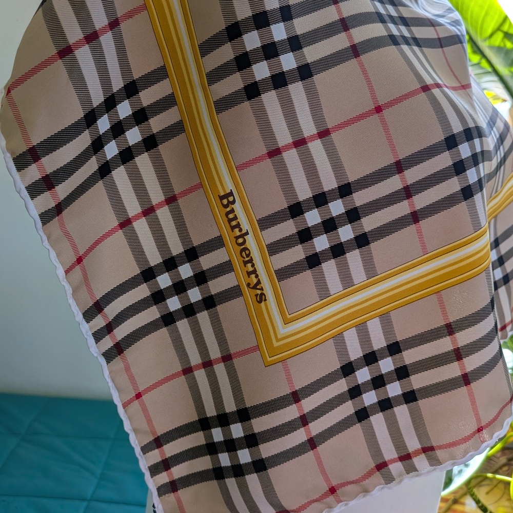 Burberry’s Vintage Beige and Yellow Checkered Silk Scarf - Burberry - Picture 4 of 11